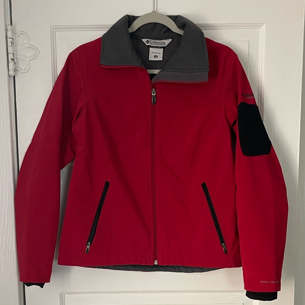 Columbia Women's Red “code 9” soft shell jacket- Size M- EUC